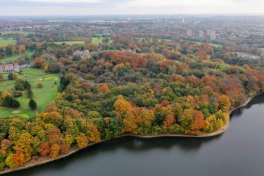 Sonbaharda çekilen hava fotoğrafında Leeds 'teki Roundhay Park olarak bilinen bir parkın güzel sonbahar renkleri bir göl kenarında tipik bir İngiliz parkı ve ormanını gösteriyor..