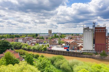 Selby Abbey ve River Ouse 'un ortaçağ İngiliz kilise binalarını parlak güneşli bir günde gösteren tarihi köy merkezi York North Yorkshire' ın havadan çekilmiş fotoğrafı.