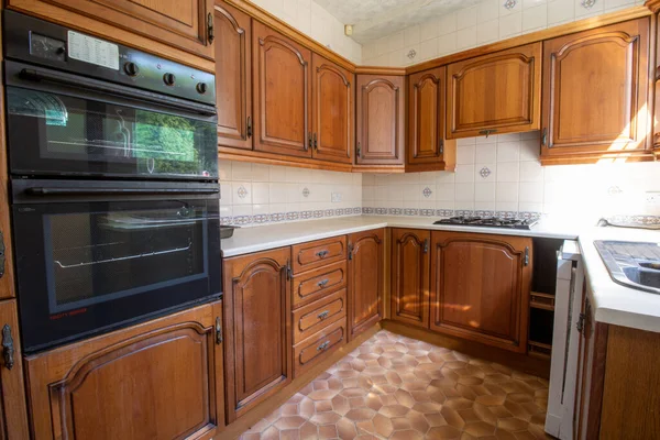 Old Style Interior Kitchen Showing Classic Brown British Kitchen Design — стоковое фото