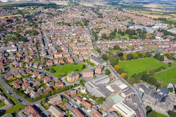 İngiltere 'nin tipik bir İngiliz yerleşim birimini gösteren Wakefield, Batı Yorkshire, İngiltere' nin metropol bölgesindeki bir pazar kasabası olan İngiliz Ossett 'in hava fotoğrafı.