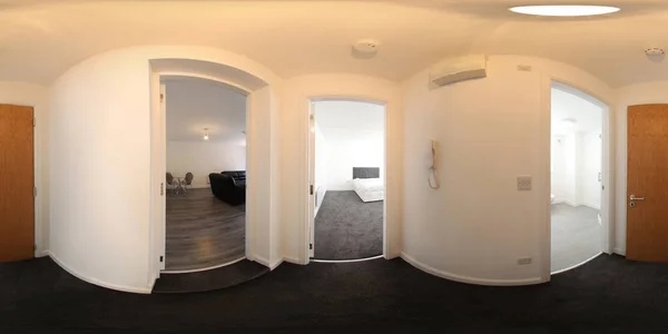 Yepyeni tipik bir İngiliz koridorunun 360 derece küresel panorama fotoğrafı