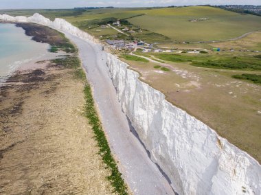 Manş Denizi 'ndeki ünlü Seven Sisters uçurumları. Doğu Sussex 'te, İngiltere' nin güneyindeki Seaford ve Eastbourne kasabaları arasında aydınlık bir günde Güney Tepeleri 'nin bir kısmını oluştururlar..
