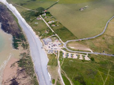 Manş Denizi 'ndeki ünlü Seven Sisters uçurumları. Doğu Sussex 'te, İngiltere' nin güneyindeki Seaford ve Eastbourne kasabaları arasında aydınlık bir günde Güney Tepeleri 'nin bir kısmını oluştururlar..