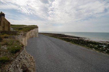 Manş Denizi 'ndeki ünlü Seven Sisters uçurumları. Doğu Sussex 'te, İngiltere' nin güneyindeki Seaford ve Eastbourne kasabaları arasında aydınlık bir günde Güney Tepeleri 'nin bir kısmını oluştururlar..