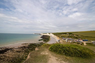 Manş Denizi 'ndeki ünlü Seven Sisters uçurumları. Doğu Sussex 'te, İngiltere' nin güneyindeki Seaford ve Eastbourne kasabaları arasında aydınlık bir günde Güney Tepeleri 'nin bir kısmını oluştururlar..
