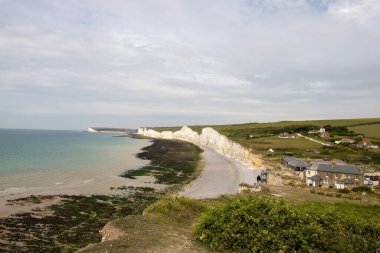Manş Denizi 'ndeki ünlü Seven Sisters uçurumları. Doğu Sussex 'te, İngiltere' nin güneyindeki Seaford ve Eastbourne kasabaları arasında aydınlık bir günde Güney Tepeleri 'nin bir kısmını oluştururlar..