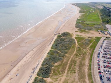 Doğu Lindsey 'deki İngiliz sahil kasabası Skegness' in havadan çekilmiş fotoğrafı. Güneşli bir günde sahili ve rıhtımı gösteriyor..