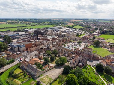 İngiltere 'nin Batı Yorkshire kentindeki tarihi Tadcaster kasabasının hava fotoğrafı, güneşli bir günde çekildi.
