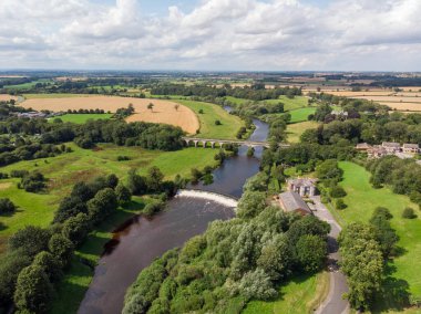 Batı Yorkshire İngiliz kasabası Tadcaster 'da bulunan tarihi Tadcaster Viaduct ve River Wharfe' ın hava fotoğrafı, güneşli bir günde çekildi.
