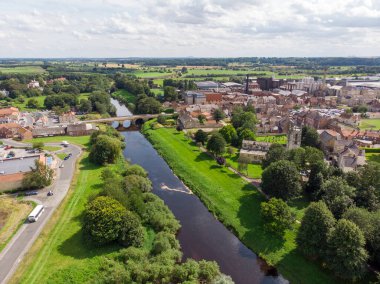 İngiltere 'nin Batı Yorkshire kentindeki tarihi Tadcaster kasabasının hava fotoğrafı, güneşli bir günde çekildi.