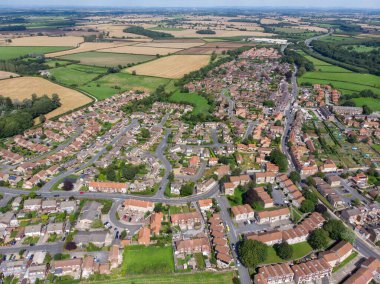 İngiltere 'nin Batı Yorkshire kentindeki tarihi Tadcaster kasabasının hava fotoğrafı, güneşli bir günde çekildi.
