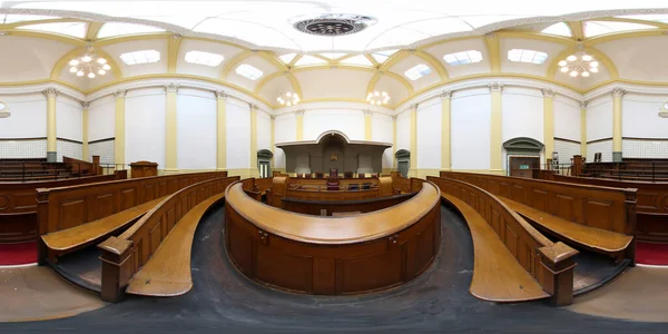 360 derecelik panoramik fotoğraf tarihi Leeds Belediye Binası 'nın içini gösteriyor. Eski mahkeme salonu ve yargıç sandalyesini gösteriyor.