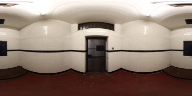 360 derece panoramik küre fotoğrafı, tarihi Leeds Belediye Binası 'nın içini gösteriyor. Eski bir hapishane hücresini ve hücreleri gösteriyor.