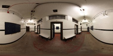 360 derece panoramik küre fotoğrafı, tarihi Leeds Belediye Binası 'nın içini gösteriyor. Eski bir hapishane hücresini ve hücreleri gösteriyor.