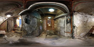 360 derece panoramik küre fotoğrafı karanlık ve ürkütücü bir bodrumun içini gösteriyor.