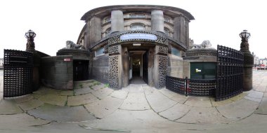 360 derece panoramik küre fotoğrafı şehir merkezindeki tarihi Leeds Belediye Binası 'nın dışını gösteriyor.