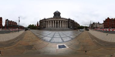 360 derece panoramik küre fotoğrafı şehir merkezindeki tarihi Leeds Belediye Binası 'nın dışını gösteriyor.