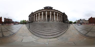 360 derece panoramik küre fotoğrafı şehir merkezindeki tarihi Leeds Belediye Binası 'nın dışını gösteriyor.