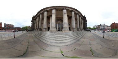 360 derece panoramik küre fotoğrafı şehir merkezindeki tarihi Leeds Belediye Binası 'nın dışını gösteriyor.