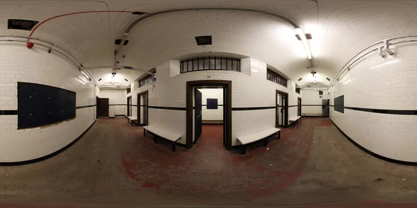 360度全景全景全景照片 展示历史上著名的利兹市政厅内部的一间旧牢房和一间牢房 — 图库照片