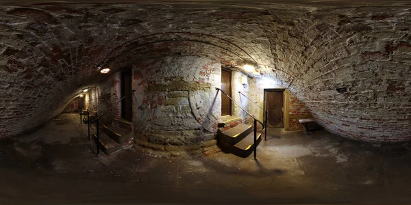 360 derece panoramik küre fotoğrafı karanlık ve ürkütücü bir bodrum katını gösteriyor.