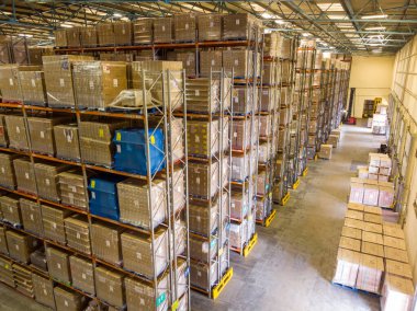 Leeds UK, 25 Ağustos 2019: Depo kutularının sıralarını gösteren bir depoda