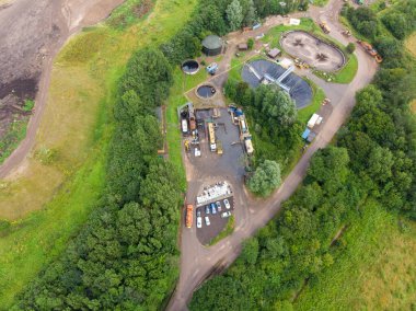 Güneşli bir günde insansız hava aracıyla çekilmiş bir kanalizasyon su arıtma tesisinin havadan çekilmiş fotoğrafı.