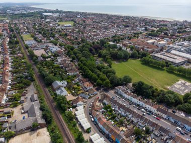 Worthing kasabasının, İngiltere 'nin büyük sahil kasabasının ve İngiltere' nin Batı Sussex kentindeki borough statüsüne sahip bölgenin hava fotoğrafı, güneşli bir günde tipik konut ve iş yerlerini gösteriyor.