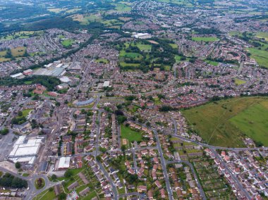 İngiltere 'nin batısındaki Leeds şehrinin metropolitan ilçesinde Yeadon olarak bilinen şehrin hava fotoğrafı tipik İngiliz evleri, yolları ve caddelerini ve yakınlarındaki tarlaları gösteriyor..