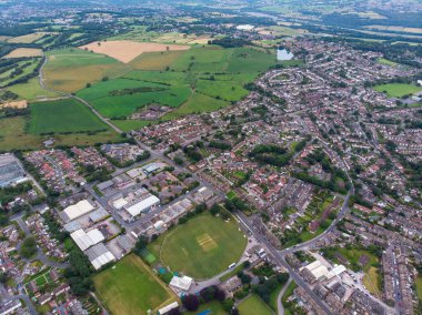 İngiltere 'nin batısındaki Leeds şehrinin metropolitan ilçesinde Yeadon olarak bilinen şehrin hava fotoğrafı tipik İngiliz evleri, yolları ve caddelerini ve yakınlarındaki tarlaları gösteriyor..