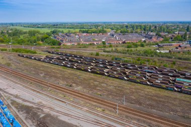 İngiltere 'nin Batı Yorkshire kentindeki York şehrindeki tren raylarındaki eski paslı yük vagonlarının havadan çekilmiş fotoğrafları.