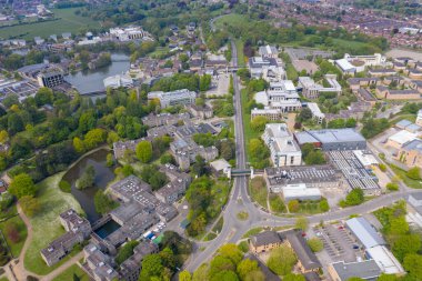 York Üniversitesi 'nin New York şehrinin North Yorkshire şehrindeki hava fotoğrafı, İngiltere Akademik Eğitim ve Araştırma Kurumu, modern bir kampüs ve üniversitelerle 1963 yılında kuruldu..