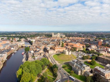 Kuzey Doğu İngiltere 'de bulunan ve Antik Romalılar tarafından kurulan York şehrinin hava fotoğrafı, The Minster Historical Cathedral ve nehir boyunca yer alan ana kasaba merkezini gösteriyor..