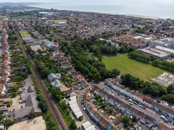 Worthing kasabasının, İngiltere 'nin büyük sahil kasabasının ve İngiltere' nin Batı Sussex kentindeki borough statüsüne sahip bölgenin hava fotoğrafı, güneşli bir günde tipik konut ve iş yerlerini gösteriyor.