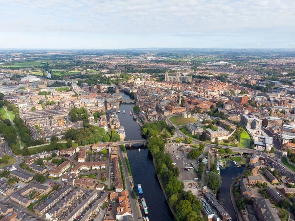图为位于英格兰东北部 由古罗马人创建的约克镇的空中照片 它展示了沿河的主要城镇中心 — 图库照片