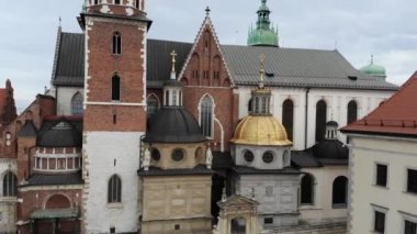 Krakow Polonya 'daki tipik bir caddenin hava görüntüleri, bulutlu bir günde, ana meydanda Rönesans tarzı binaları gösteriyor.