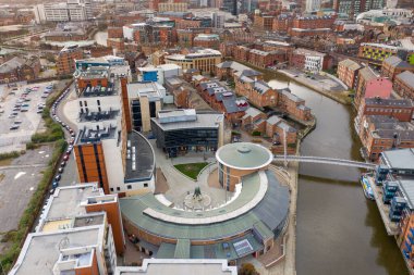 Leeds Şehir Merkezi 'nde Brewery Wharf olarak bilinen bölgenin havadan çekilmiş fotoğrafı. Güneşli bir yaz gününde Leeds ve Liverpool Kanalı' ndaki binaları ve kanal kıyısındaki binaları gösteriyor.