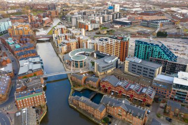 Leeds Şehir Merkezi 'nde Brewery Wharf olarak bilinen bölgenin havadan çekilmiş fotoğrafı. Güneşli bir yaz gününde Leeds ve Liverpool Kanalı' ndaki binaları ve kanal kıyısındaki binaları gösteriyor.