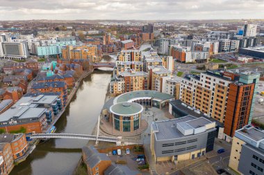Leeds Şehir Merkezi 'nde Brewery Wharf olarak bilinen bölgenin havadan çekilmiş fotoğrafı. Güneşli bir yaz gününde Leeds ve Liverpool Kanalı' ndaki binaları ve kanal kıyısındaki binaları gösteriyor.