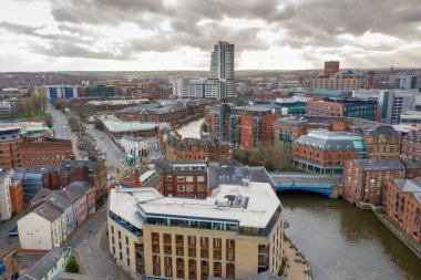 Leeds Şehir Merkezi 'nde Brewery Wharf olarak bilinen bölgenin havadan çekilmiş fotoğrafı. Güneşli bir yaz gününde Leeds ve Liverpool Kanalı' ndaki binaları ve kanal kıyısındaki binaları gösteriyor.