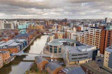 Leeds Şehir Merkezi 'nde Brewery Wharf olarak bilinen bölgenin havadan çekilmiş fotoğrafı. Güneşli bir yaz gününde Leeds ve Liverpool Kanalı' ndaki binaları ve kanal kıyısındaki binaları gösteriyor.