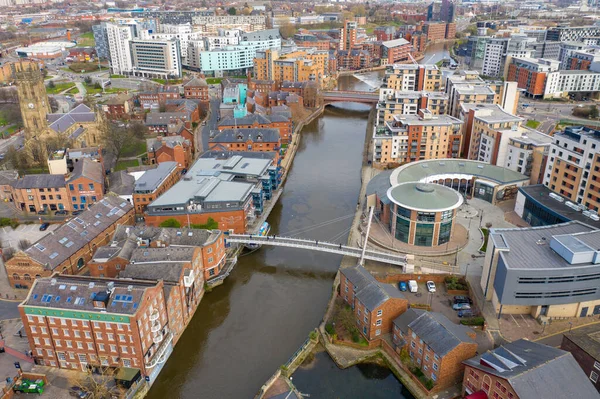 Leeds Şehir Merkezi 'nde Brewery Wharf olarak bilinen bölgenin havadan çekilmiş fotoğrafı. Güneşli bir yaz gününde Leeds ve Liverpool Kanalı' ndaki binaları ve kanal kıyısındaki binaları gösteriyor.