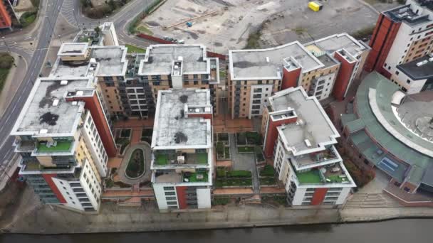 リーズ シティ センターの周辺の空撮映像はブルワリー ワーフとして知られ イギリスのリーズ運河とリバプール運河沿いのアパートやビジネスビルがあります — ストック動画