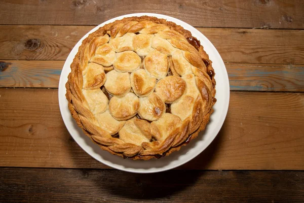 Eine Goldbraune Köstlich Gewürzte Apfel Und Ingwertorte Auf Einem Küchentisch — Stockfoto