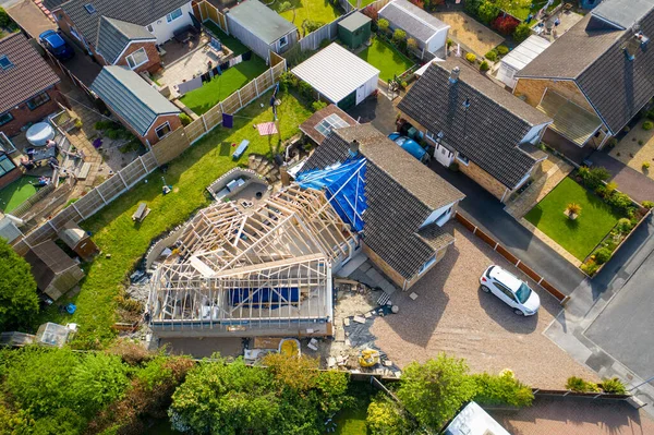 Leeds West Yorkshire 'daki Kippax Köyü' nde tipik bir İngiliz yerleşim yerinin havadan çekilmiş fotoğrafı, banliyö konutları ve köydeki yol bir emlak üzerine ek bina yapıldığını gösteriyor.