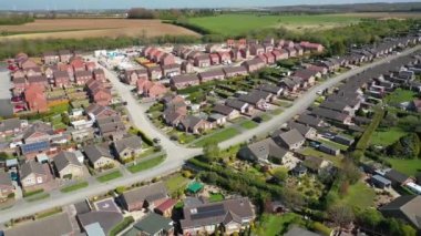 Leeds West Yorkshire 'daki Kippax Köyü' ndeki tipik bir İngiliz yerleşim yerinin havadan çekilmiş görüntüleri banliyö yerleşim yerlerini ve köydeki yolu gösteriyor..