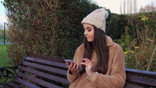 Una Mujer Joven Atractiva Parque Sentó Banco Invierno Mirando Teléfono — Vídeos de Stock