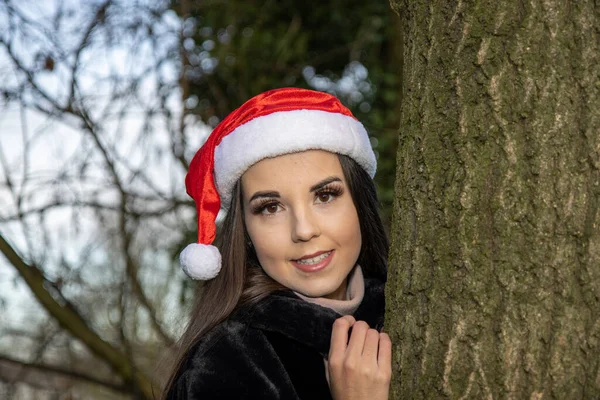 Uma Jovem Mulher Atraente Inverno Uma Área Florestal Parque Encostado — Fotografia de Stock