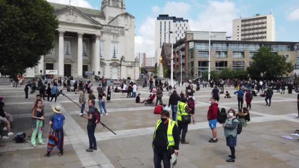 利兹千年广场英国 2020年6月14日 在利兹市中心 大批黑人生命受到影响的抗议者在阳光灿烂的夏日举着标语抗议黑人生命 — 图库视频影像