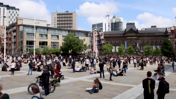 Leeds Millennium Square Royaume Uni Juin 2020 Grand Groupe Personnes — Video
